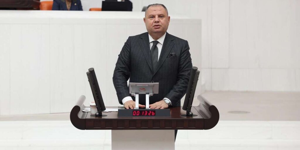 milletvekili-halil-ozturk’ten-ogrencilere-250-adet-bilgisayar-hediyesi