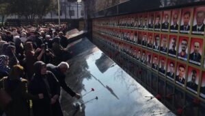 Fotoğraflara Bakıp Evlatlarına Dua Ettiler