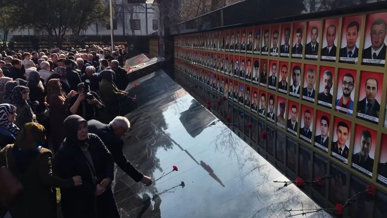 fotograflara-bakip-evlatlarina-dua-ettiler