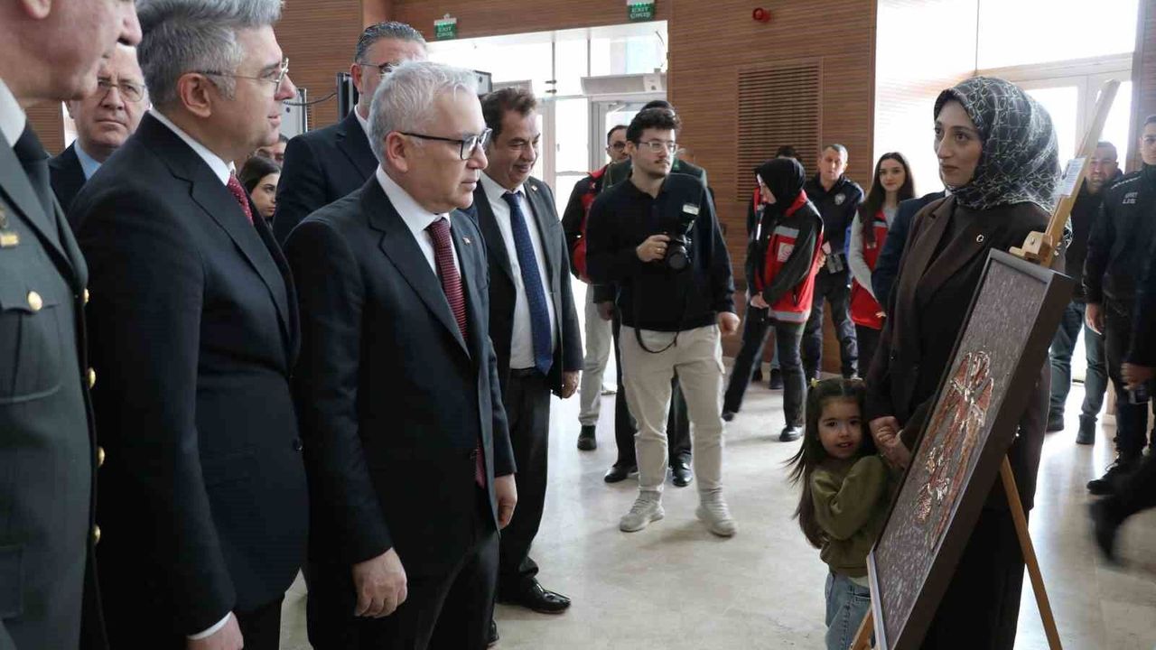 sehit-ve-gazi-yakinlarinin-yaptigi-el-emegi-tablolar-sergilendi