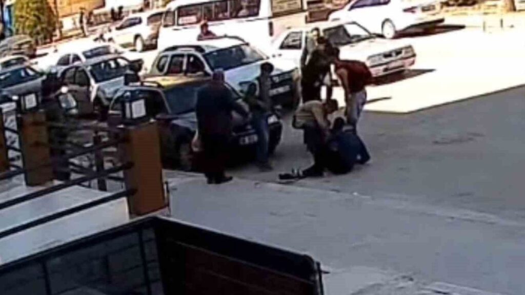 yola-firlayan-cocuklar-otomobile-carpti