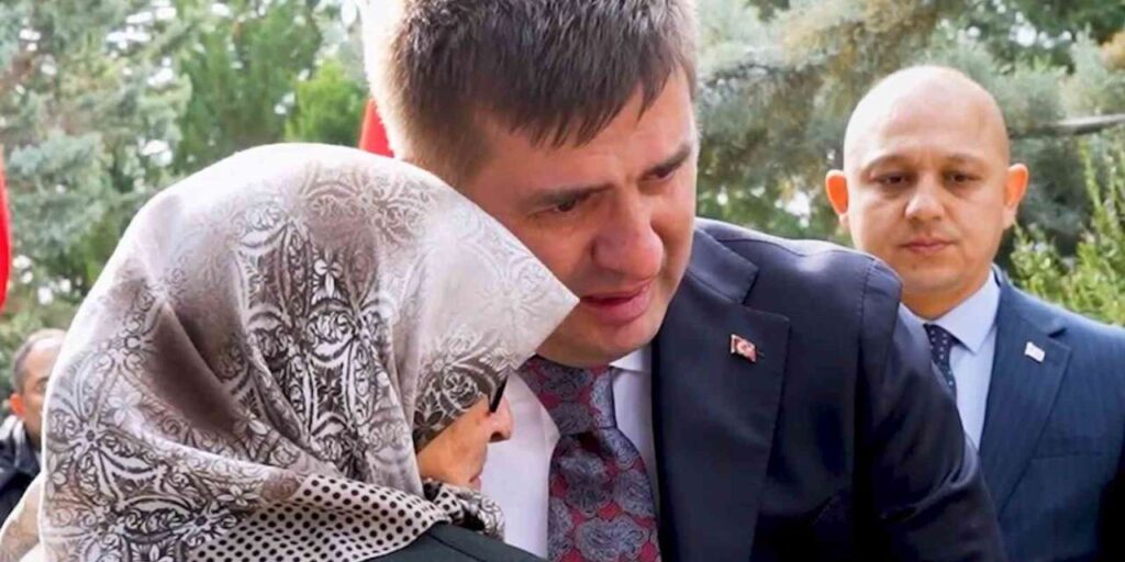 vali-sariibrahim-sehit-annesiyle-agladi