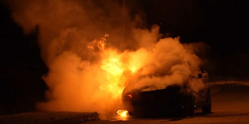 bayram-icin-yegeninden-emanet-aldigi-arac-alev-alev-yandi