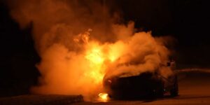 Bayram için yeğeninden emanet aldığı araç alev alev yandı