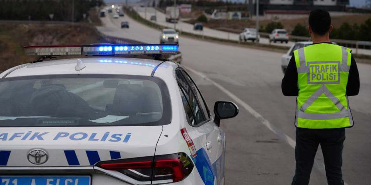 bayram-yolculugu-basladi:-43-ilin-gecis-guzergahi-kirikkale’de-trafik-hareketliligi-artti