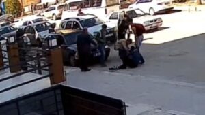 Yola Fırlayan Çocuklar Otomobile Çarptı