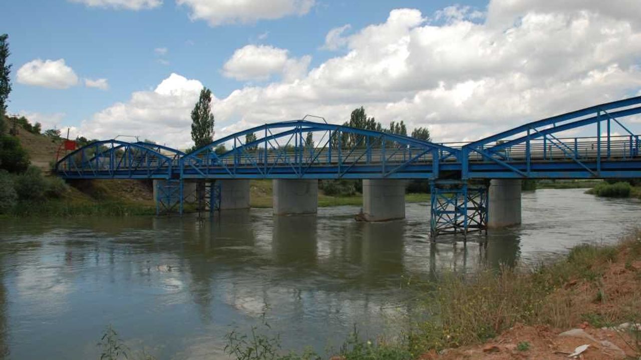 anadolu’nun-ilk-demir-koprusu-yahsihan’da-zamana-direniyor