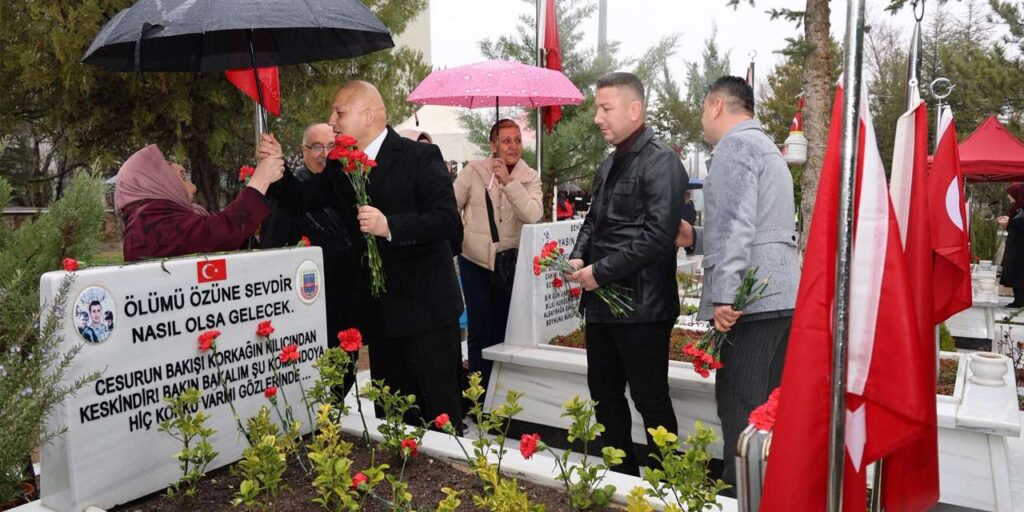 kirikkale’nin-kalbi-bayram-arefesinde-sehitlikte-atti:-dualar-goge-yukseldi!