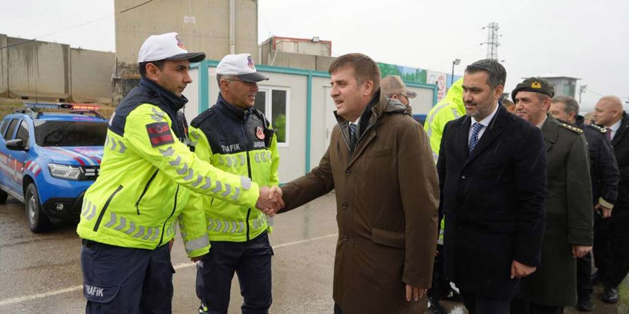 43-ilin-gecis-guzergahinda-arife-gunu-trafik-yogunlugu-artti:-kirikkale-valisinden-suruculere-“kurallara-uyun”-cagrisi