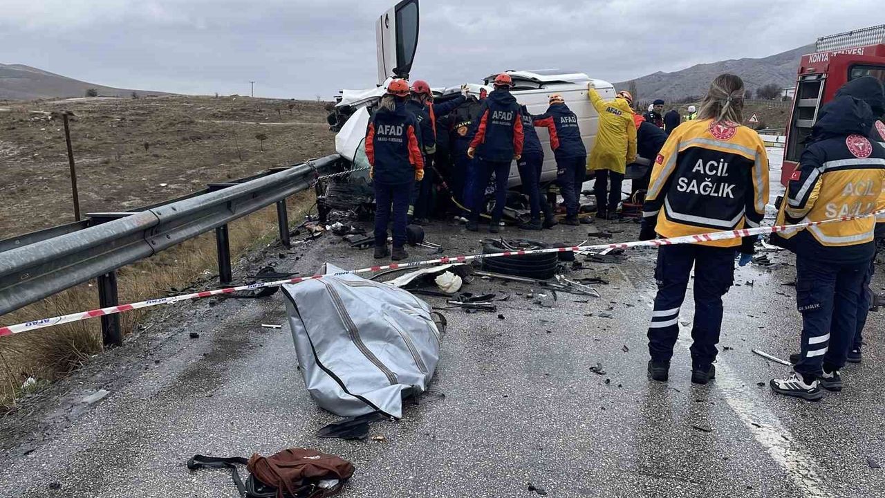 otomobil-hafif-ticari-aracla-carpisti:-baba-ogul-oldu,-4-kisi-yaralandi