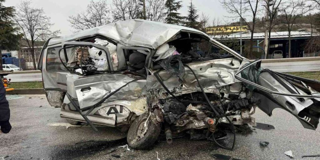 otobus-ile-minibus-carpisti:-1’i-agir-7-yarali