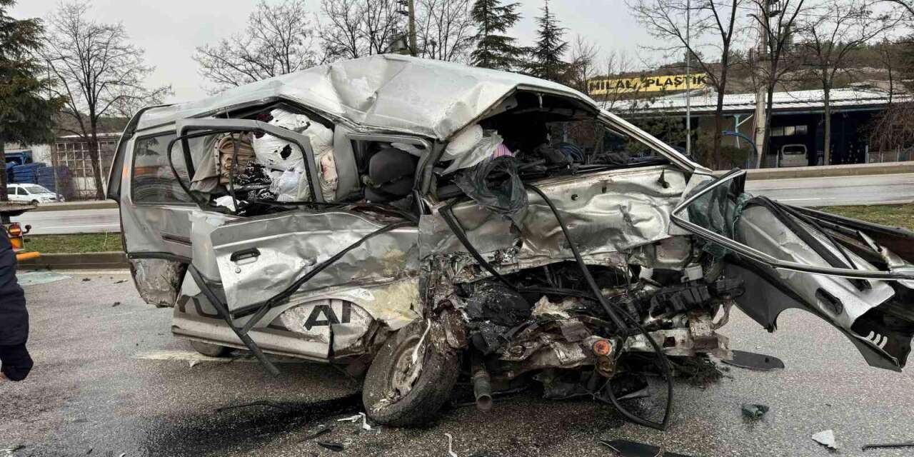 otobus-ile-minibus-carpisti:-1’i-agir-7-yarali