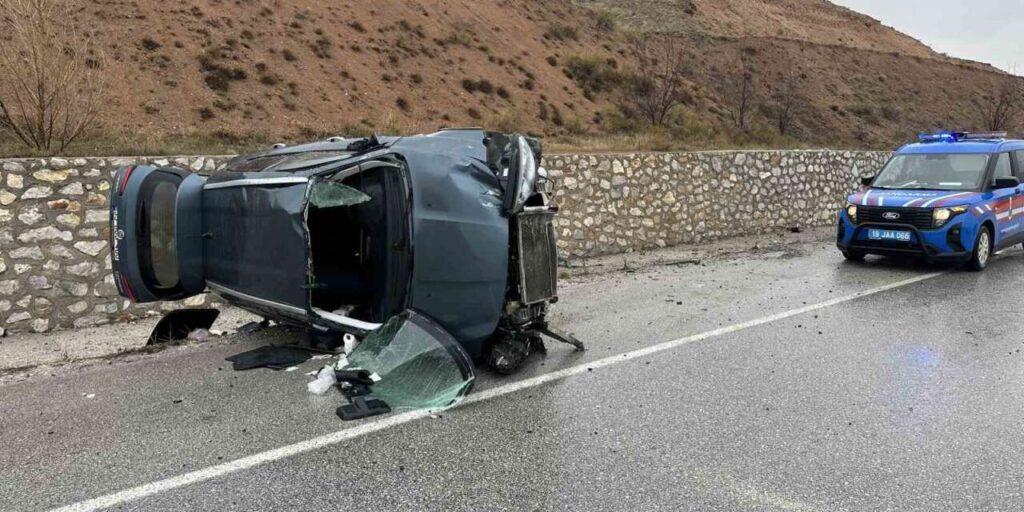 devrilen-otomobildeki-5-kisi-yaralandi