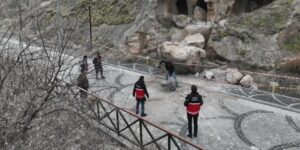 Dev kaya yerinden koptu: Bölge ablukaya alındı