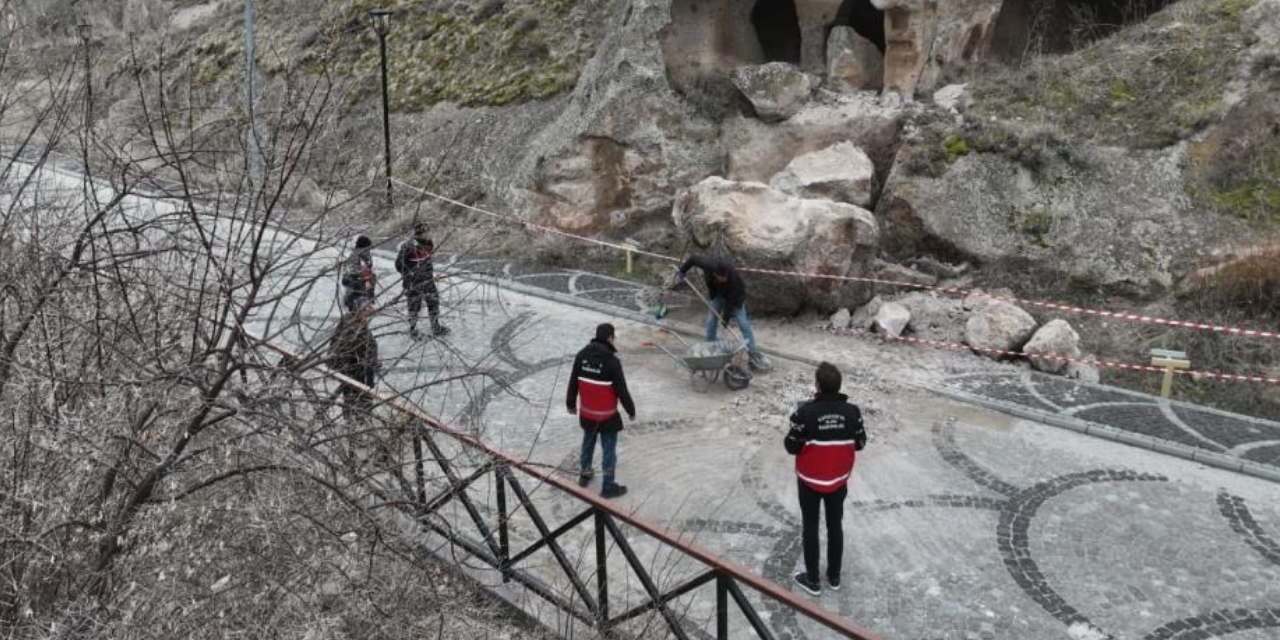 dev-kaya-yerinden-koptu:-bolge-ablukaya-alindi