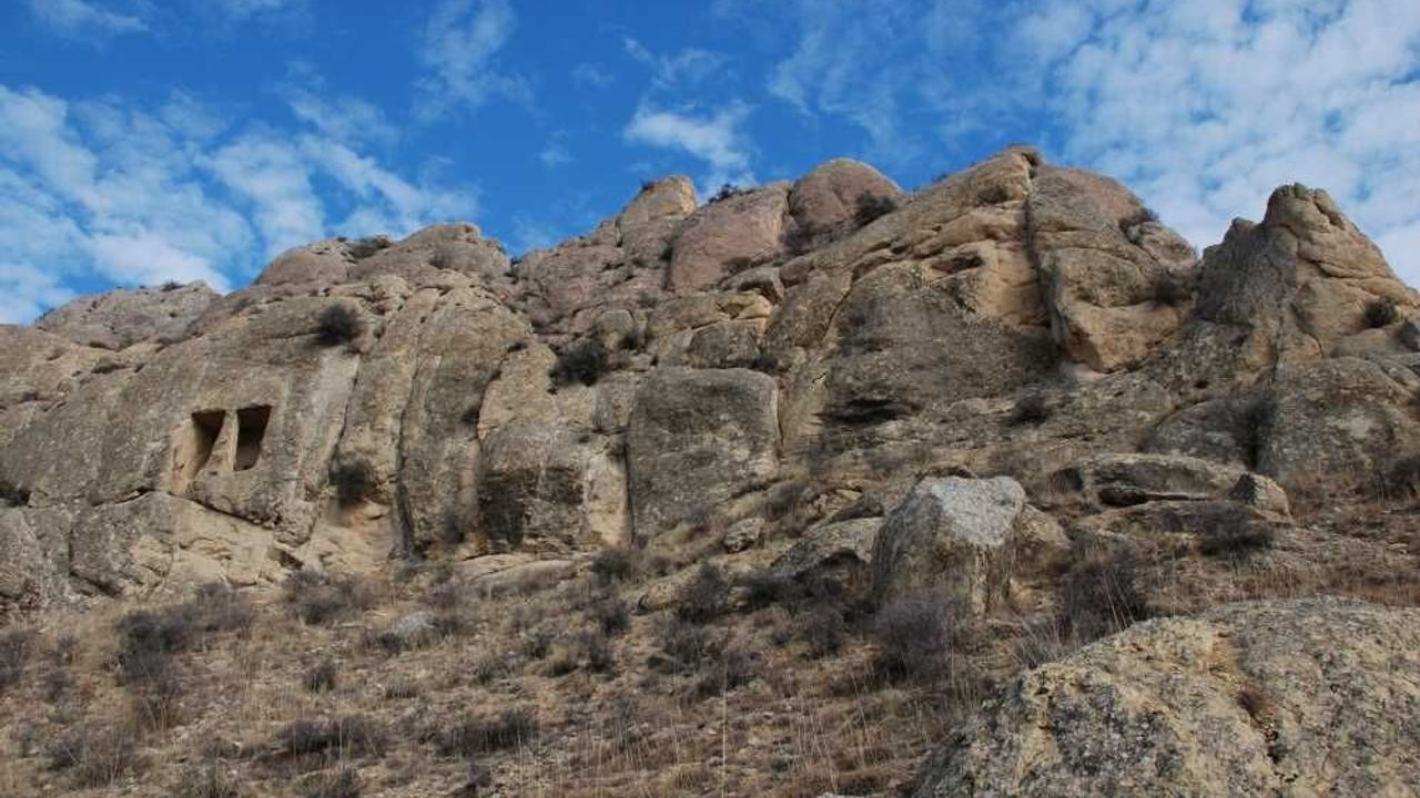 hamzali-kaya-siginaklari-tarihe-isik-tutuyor