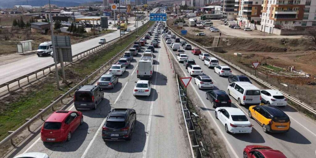 kirikkale’de-kilometrelerce-arac-kuyrugu