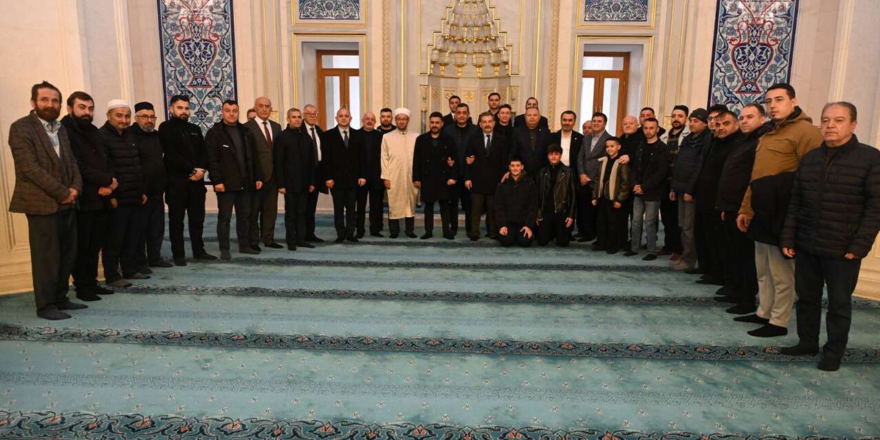 nur-camii’nde-geleneksel-bayramlasma