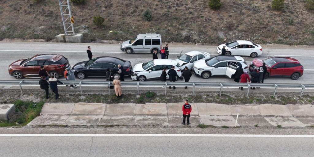 anne-ve-iki-cocugu-kazada-yaralandi