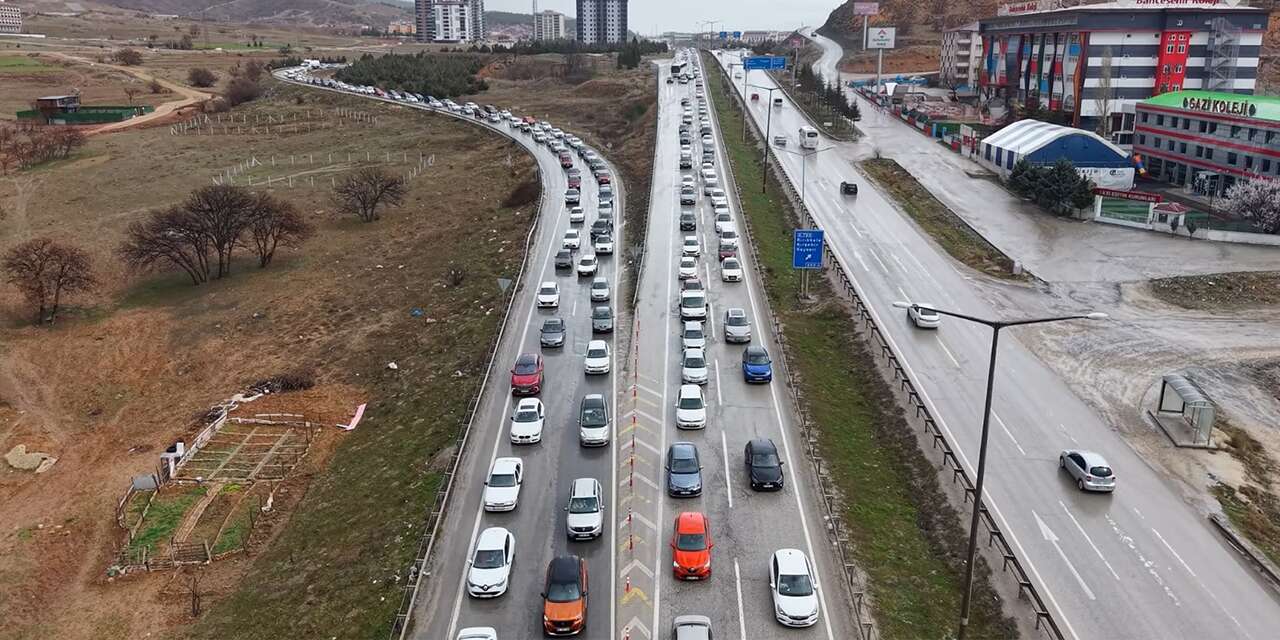 tatilciler-donus-yolunda-uzun-kuyruklar-olusturdu