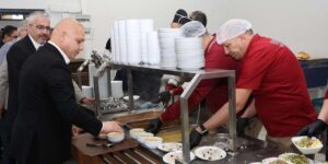 Başkan Önal personeliyle yemek sırasına girdi