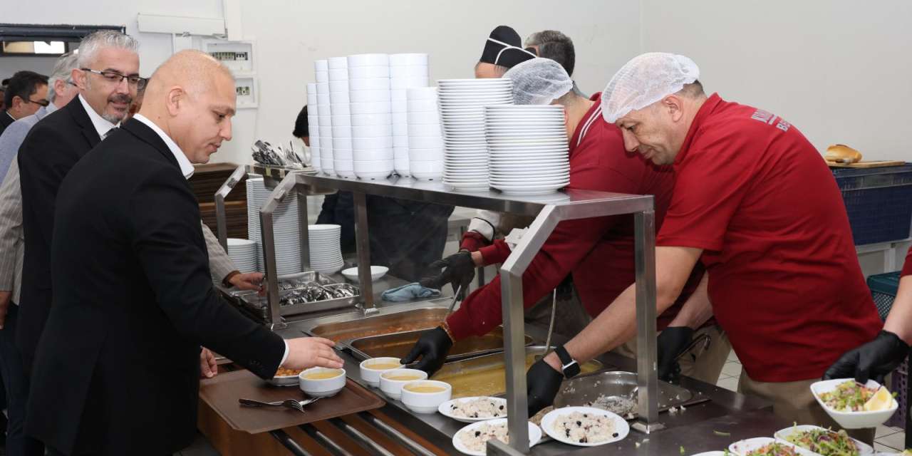 baskan-onal-personeliyle-yemek-sirasina-girdi