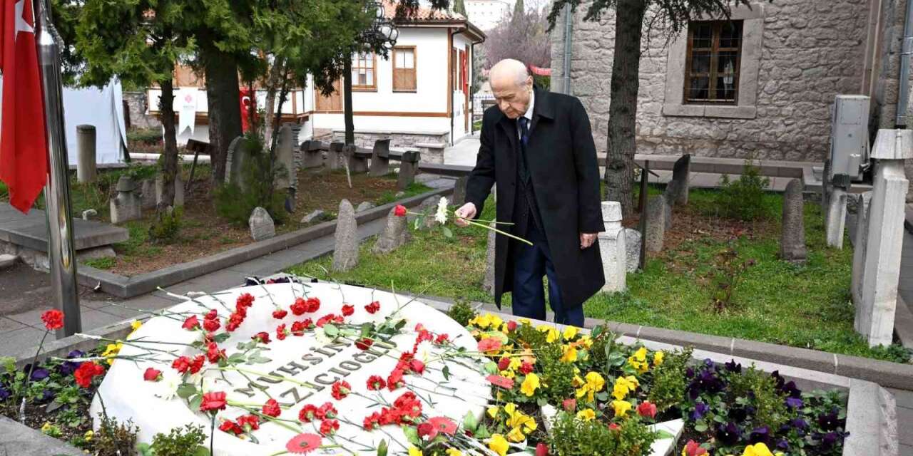 bahceli’den-merhum-muhsin-yazicioglu’nun-kabrine-ziyaret