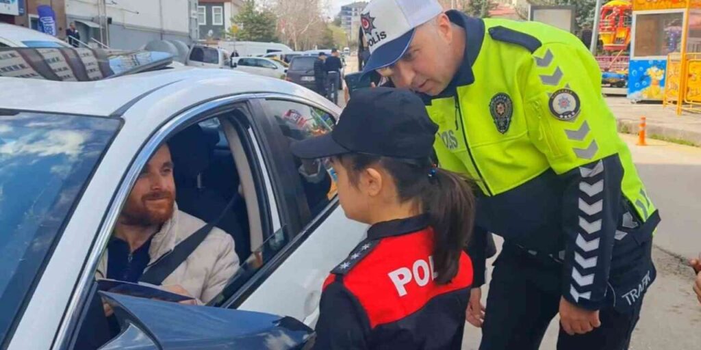 polis-uniformasi-giyen-ozel-ogrenciler-suruculere-trafik-kurallarini-hatirlatti