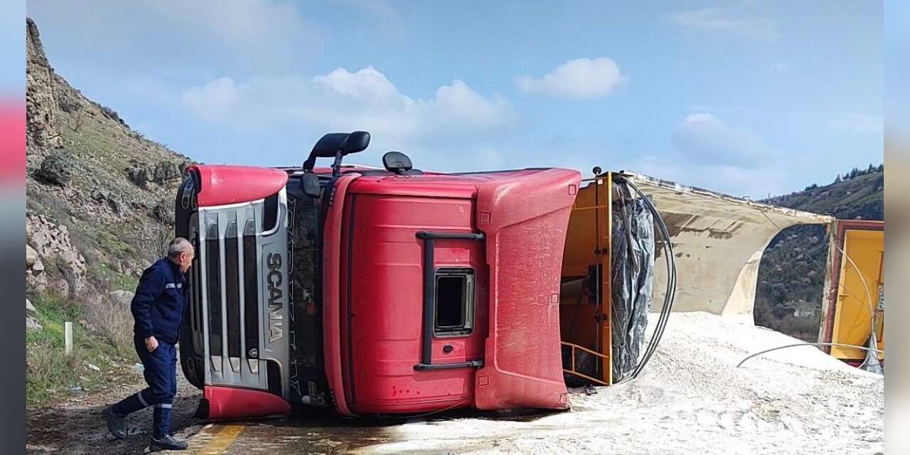 sincan’da-tir-kazasi:-zir-vadisi-yolu-trafige-kapandi