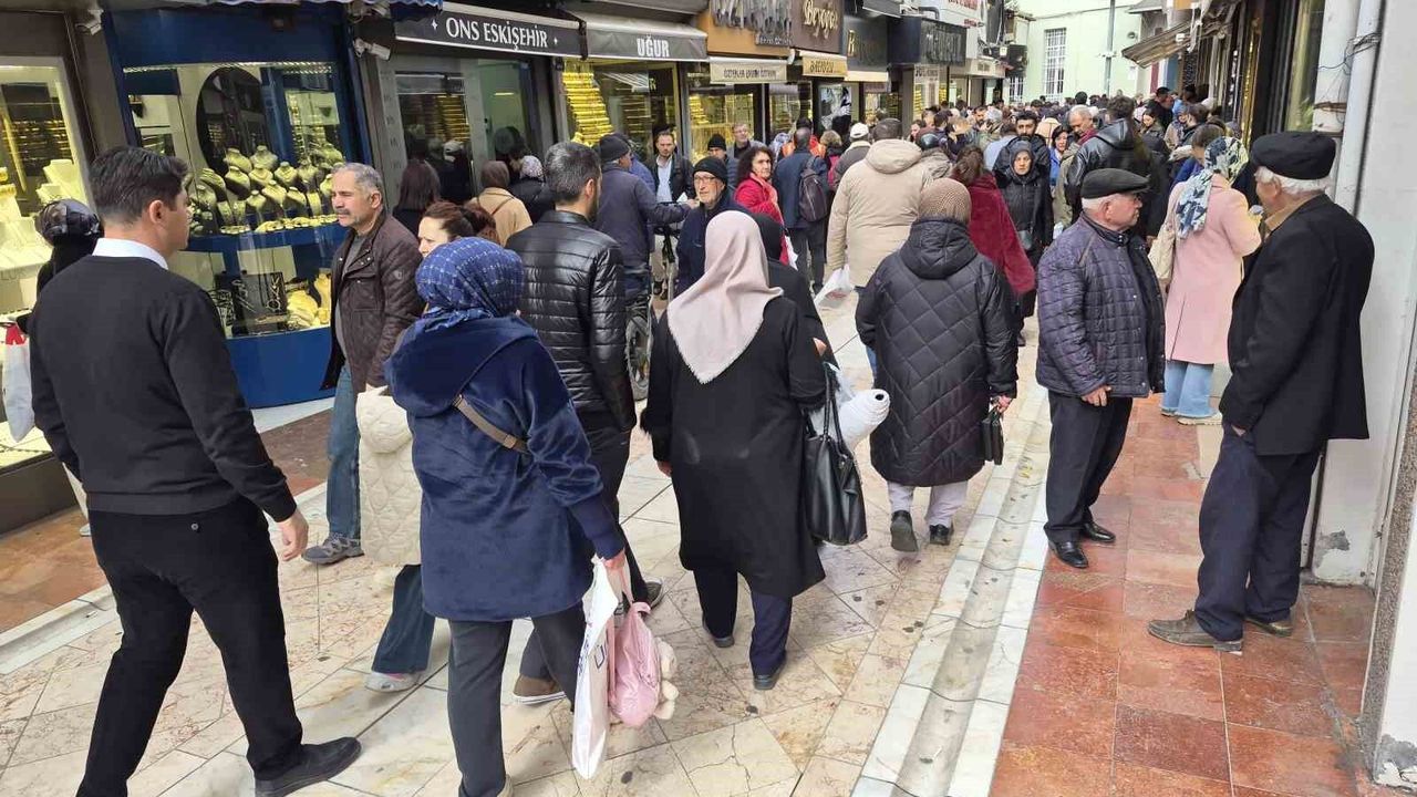 altin-fiyatlari-dusunce-vatandaslar-kuyumculara-akin-etti