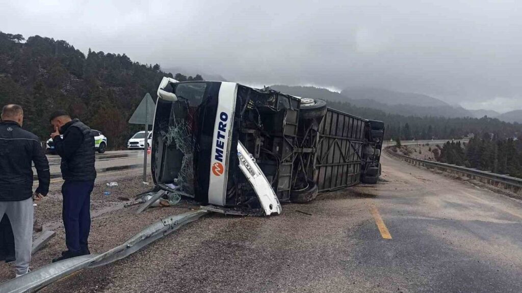 yolcu-otobusu-devrildi:-15-yarali