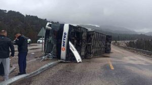 Yolcu otobüsü devrildi: 15 yaralı
