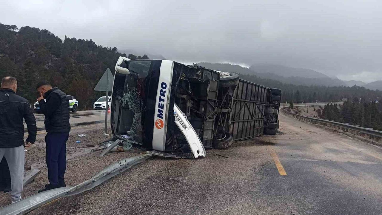 yolcu-otobusu-devrildi:-15-yarali
