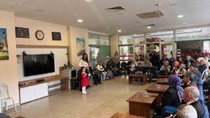 Miniklerden huzurevi sakinlerine anlamlı ziyaret