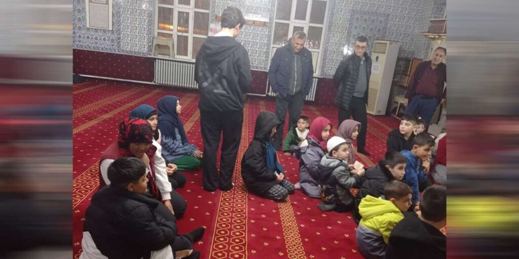 harcligini-biriktirdi,-arkadaslarina-hediye-etti