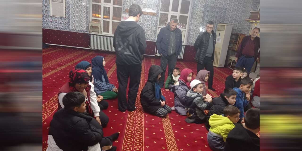 harcligini-biriktirdi,-arkadaslarina-hediye-etti