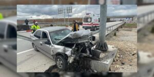 Otomobil demir bariyere ok gibi saplandı