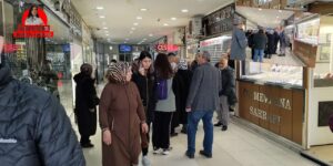 Sarı fırtına Kırıkkale’yi vurdu: Fiyatlar indi, vitrinler boşaldı! Uzun kuyruklar oluştu