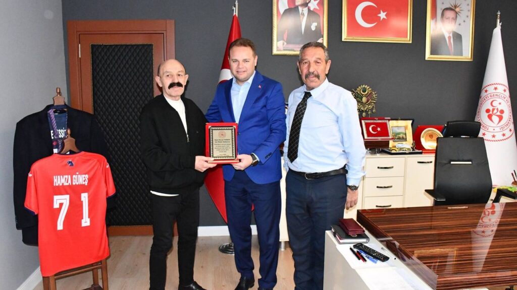 emekli-personele-plaket-verildi