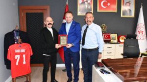 Emekli Personele Plaket Verildi