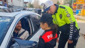 Polis Üniforması Giyen Özel Öğrenciler Sürücülere Trafik Kurallarını Hatırlattı