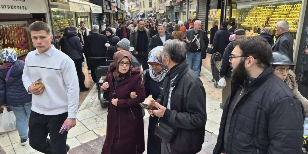 ekmek-degil,-altin-kuyrugu!-altin-dustu-vatandas-kuyumcuya-kostu