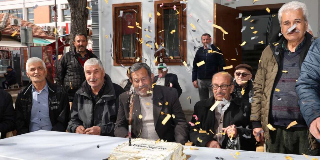 emekliler-parkinda-koca-cinarlara-vefa