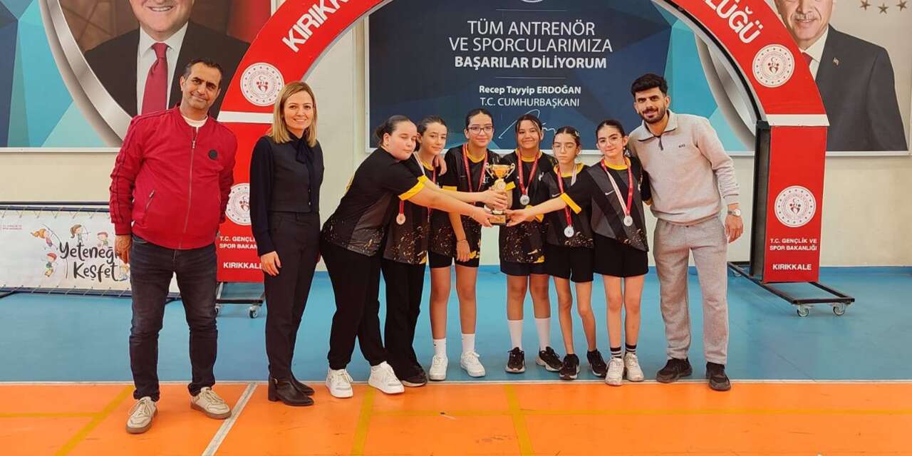 kucukler-kiz-badminton-heyecani-sona-erdi