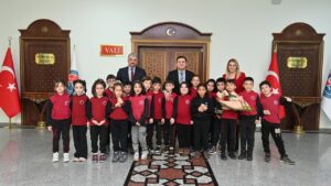 Minik Öğrencilerden Vali Sarıibrahim’e Ziyaret