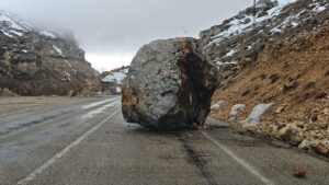 Yola dev kaya düştü