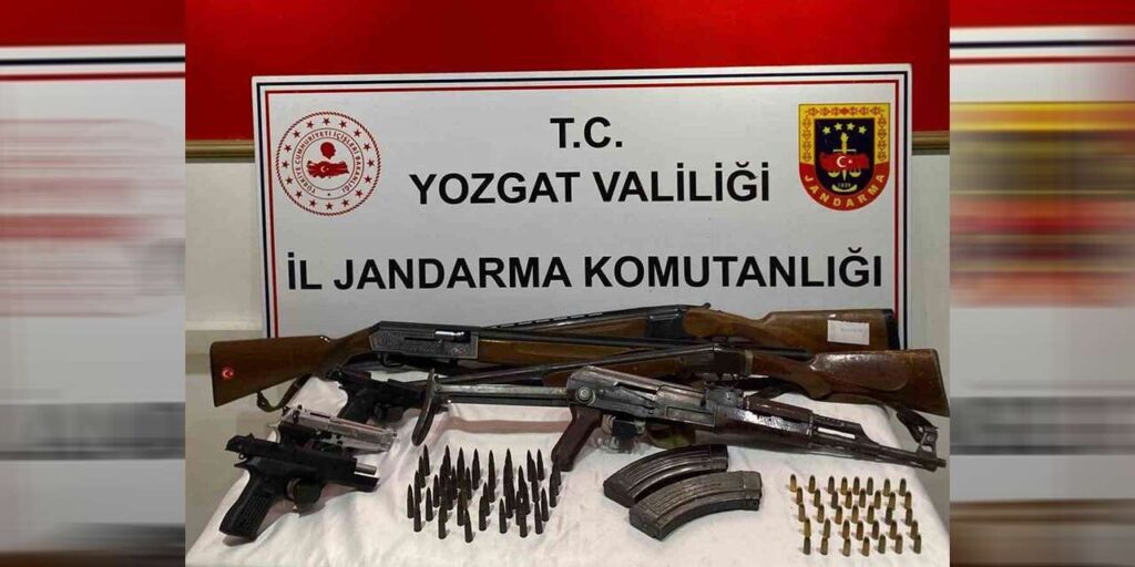 evden-cephanelik-cikti,-cok-sayida-tufek-ve-tabanca-ele-gecirildi