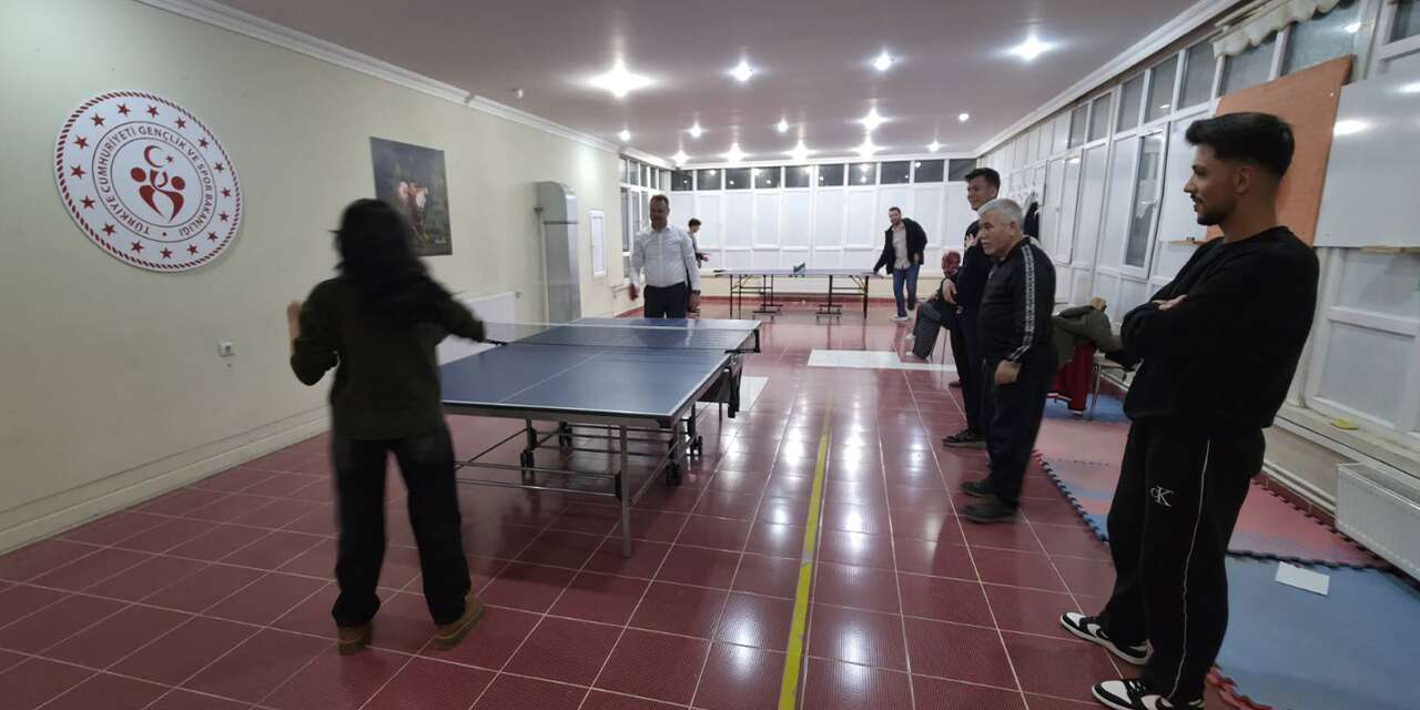 mudur-gunes,-genc-sporcularin-heyecanina-ortak-oldu