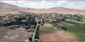 Köyünün sit alanından çıkması için imza topluyor