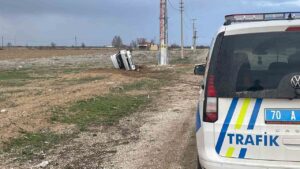 Otomobil devrildi: Araçtaki 5 kişi kazayı burnu bile kanamadan atlattı